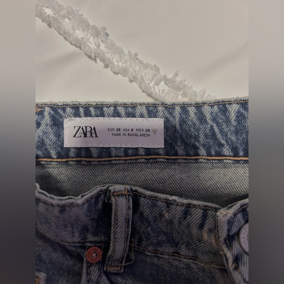 Zara High Waisted Ripped Curved Denim Shorts in Size US Women’s 6 (BNWT) - Picture 6 of 6